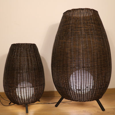 โคมไฟลานกลางแจ้ง Rattan Tripod Led สีดํา สันทน์ โรงแรม การตกแต่งที่ทันสมัย