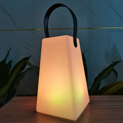 แหล่งไฟ LED พกพาที่สามารถชาร์จใหม่ได้ การควบคุมไร้สาย สีสันสําหรับการตั้งแคมป์