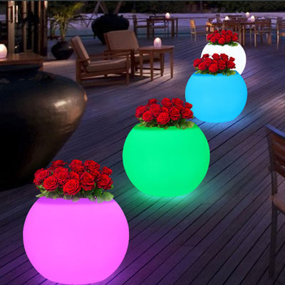 CE/ROHS 16 สีเปลี่ยน กล่องดอกไม้ที่ส่องแสง รูปทรงกลม PE ที่เคลือบเพื่อตกแต่ง