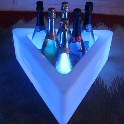 PE พลาสติก LED สามเหลี่ยม ถังน้ําแข็ง 16 สี เปลี่ยนแบตเตอรี่ลิตยูม
