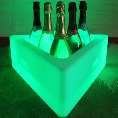 PE พลาสติก LED สามเหลี่ยม ถังน้ําแข็ง 16 สี เปลี่ยนแบตเตอรี่ลิตยูม