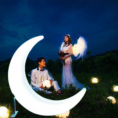 วัสดุ PE สระว่ายน้ํา แสงสว่างกลางแจ้ง เริ่มเดือนทรงดวงจันทร์ สําหรับการตกแต่งธีมวันวาเลนไทน์