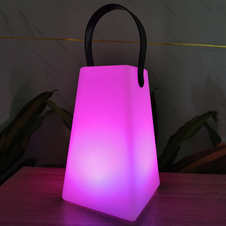 แหล่งไฟ LED พกพาที่สามารถชาร์จใหม่ได้ การควบคุมไร้สาย สีสันสําหรับการตั้งแคมป์
