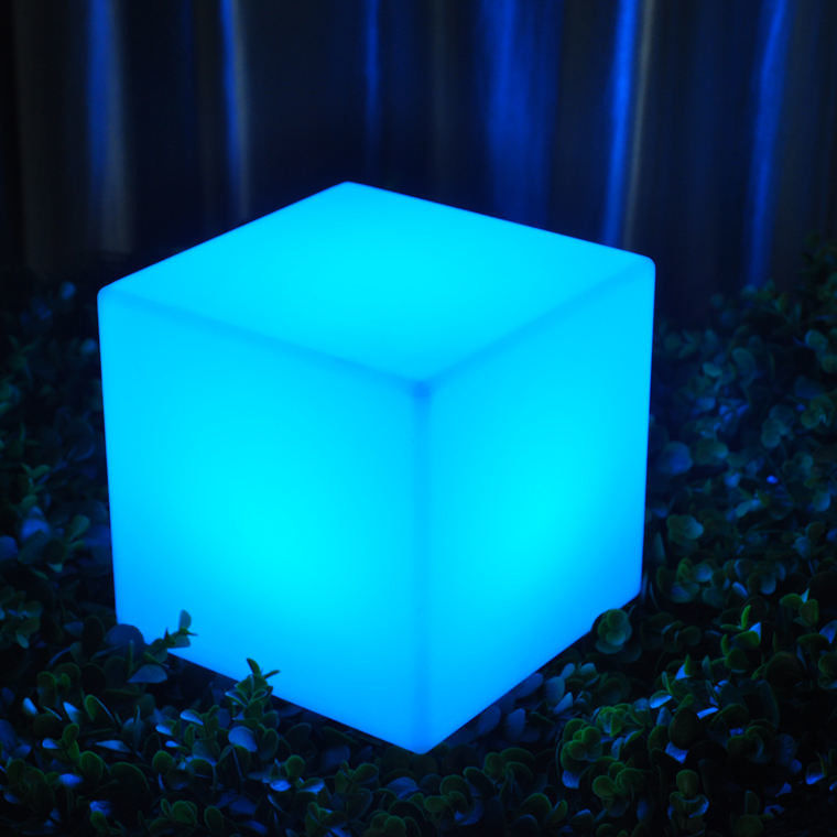 ที่ส่องแสงในภายนอก LED Cube Light Chair พลาสติก IP65 กันน้ํา สําหรับการตกแต่งปาร์ควิลล่า
