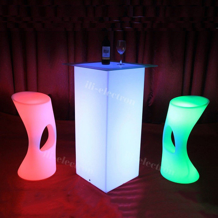 ด้านนอก LED Light โคคเทลโต๊ะสูง Cuboid PE วัสดุพลาสติก