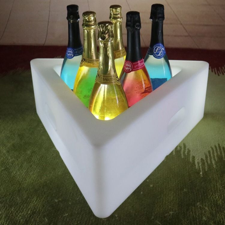 PE พลาสติก LED สามเหลี่ยม ถังน้ําแข็ง 16 สี เปลี่ยนแบตเตอรี่ลิตยูม